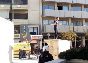 Κρήτη: Άνδρας απειλεί να αυτοπυρποληθεί μπροστά στα παιδιά του (βίντεο)