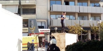 Κρήτη: Άνδρας απειλεί να αυτοπυρποληθεί μπροστά στα παιδιά του (βίντεο)