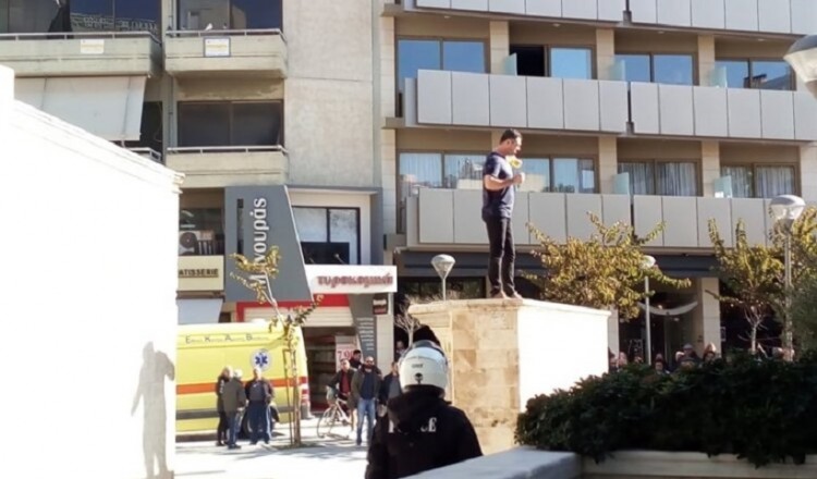 Κρήτη: Άνδρας απειλεί να αυτοπυρποληθεί μπροστά στα παιδιά του (βίντεο)