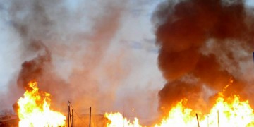 Φωτιά σε εργοστάσιο ξυλείας στη Λάρισα