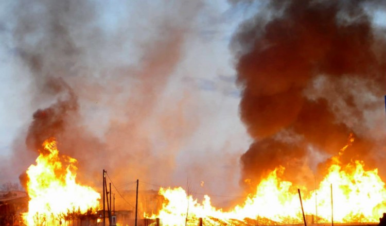 Φωτιά σε εργοστάσιο ξυλείας στη Λάρισα