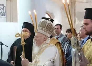 Πατριαρχική Θεία Λειτουργία στον Άγιο Χαράλαμπο Κρήνης (Τσεσμέ) – Το μήνυμα Βαρθολομαίου