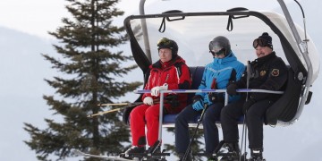 Ρωσία: Πούτιν και Λουκασένκο κάνουν μαζί σκι, παρά τις τεταμένες σχέσεις τους