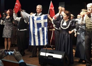 Έψαλαν τον εθνικό ύμνο και δάκρυσαν στη Σαμψούντα οι Μικρασιάτες της Καβάλας
