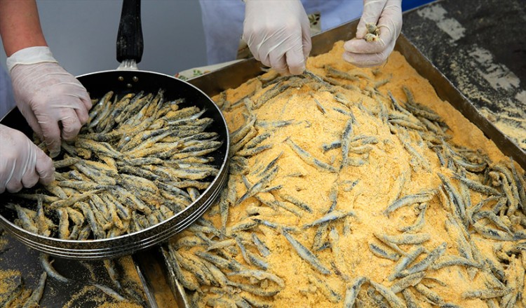 Δέκα τόνους χαψία μοίρασαν οι Πόντιοι στη Σμύρνη (βίντεο)