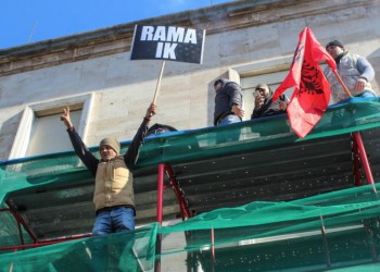 Αλβανία: 15 διαδηλωτές συνελήφθησαν μετά τα επεισόδια στα Τίρανα