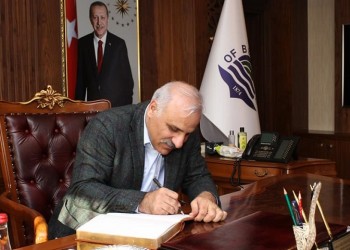 Συνοδεία ποντιακής λύρας τραγουδάει υποψήφιος δήμαρχος Τραπεζούντας (βίντεο)