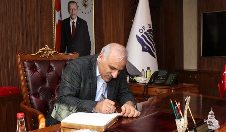 Συνοδεία ποντιακής λύρας τραγουδάει υποψήφιος δήμαρχος Τραπεζούντας (βίντεο)