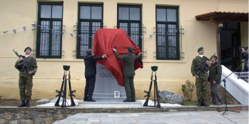 Συγκίνηση και δάκρυα στα αποκαλυπτήρια μνημείου του εθνομάρτυρα Ζαχαρία Καρδάρα στα Βρασνά του Δήμου Βόλβης (φωτο)