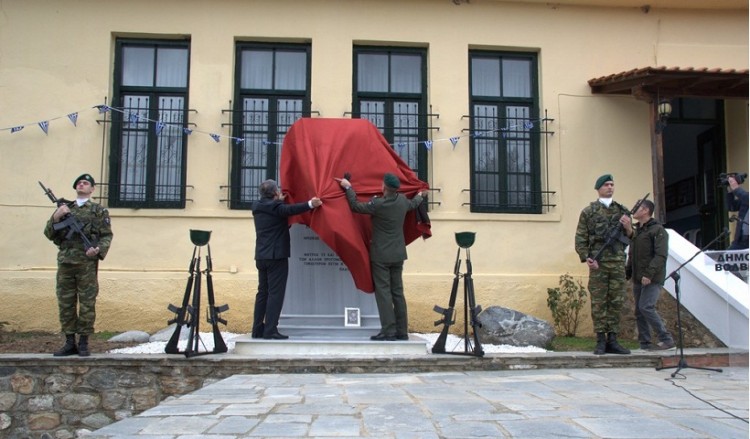 Συγκίνηση και δάκρυα στα αποκαλυπτήρια μνημείου του εθνομάρτυρα Ζαχαρία Καρδάρα στα Βρασνά του Δήμου Βόλβης (φωτο)