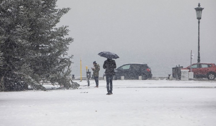 Κακοκαιρία «Ωκεανίς»: Με χιόνι ξύπνησε η Θεσσαλονίκη (βίντεο)
