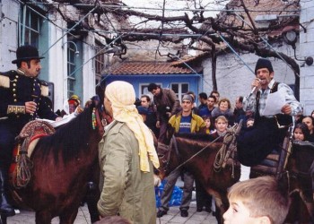 Λέσβος: Το έθιμο της Περικεφαλαίας στην Αγιάσο την Κυριακή της Αποκριάς