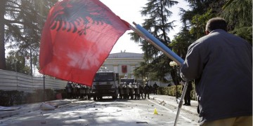 Αλβανία: Συγκρούσεις μεταξύ αστυνομικών και διαδηλωτών έξω από το κοινοβούλιο