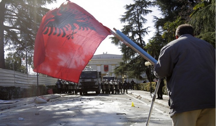Αλβανία: Συγκρούσεις μεταξύ αστυνομικών και διαδηλωτών έξω από το κοινοβούλιο