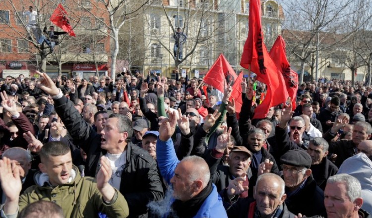 Αλβανία: Συμπλοκές ανάμεσα στην αστυνομία και οπαδούς της αντιπολίτευσης