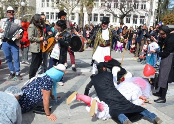 Με «μπουλούκια» και παραδοσιακούς χορούς γιόρτασε η Λάρισα την Αποκριά