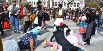 Με «μπουλούκια» και παραδοσιακούς χορούς γιόρτασε η Λάρισα την Αποκριά