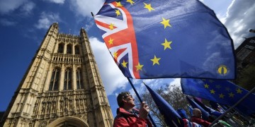 Brexit: Οι βουλευτές στη Βρετανία ψήφισαν υπέρ της αναβολής και μιας νέας ψηφοφορίας