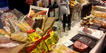 Ο καβουρμάς και η καριόκα μπήκαν στο Ευρωκοινοβούλιο