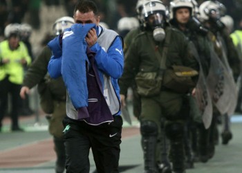 Οριστική διακοπή στο ντέρμπι Παναθηναϊκός-Ολυμπιακός μετά από εισβολή οπαδών