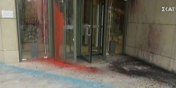 Επίθεση με μπογιές στο υπουργείο Περιβάλλοντος