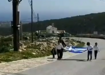 Γαύδος: Παρέλαση με τρεις μαθητές και την ελληνική σημαία (βίντεο)