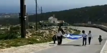 Γαύδος: Παρέλαση με τρεις μαθητές και την ελληνική σημαία (βίντεο)