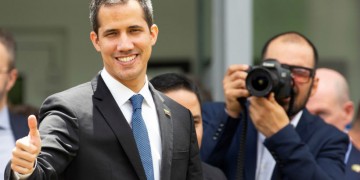 Βενεζουέλα: Ο Χουάν Γκουαϊδό επιστρέφει στη χώρα και καλεί σε διαδηλώσεις