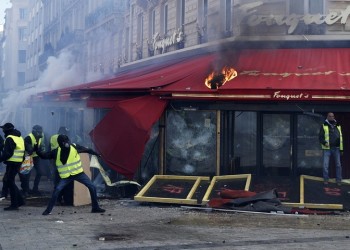 Γαλλία-κίτρινα γιλέκα: Λεηλασίες και εμπρησμοί καταστημάτων στο Παρίσι (βίντεο)