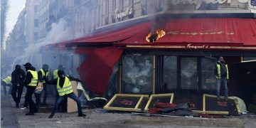 Γαλλία-κίτρινα γιλέκα: Λεηλασίες και εμπρησμοί καταστημάτων στο Παρίσι (βίντεο)