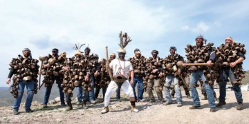 Λέσβος: Παραδοσιακά καρναβάλια σε Αγιάσο και Μεσότοπο ξεσήκωσαν τον κόσμο (βίντεο)