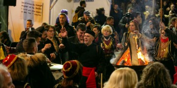 Απόκριες 2019: Το έθιμο των Φανών στην Κοζάνη και οι «Μπουμπούνες» της Καστοριάς