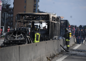 Μιλάνο: Οδηγός με καταγωγή από τη Σενεγάλη έβαλε φωτιά σε λεωφορείο με μαθητές (βίντεο)