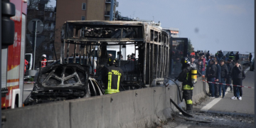 Μιλάνο: Οδηγός με καταγωγή από τη Σενεγάλη έβαλε φωτιά σε λεωφορείο με μαθητές (βίντεο)