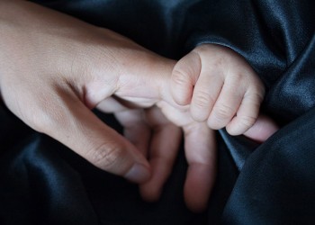 Όλο και λιγότερα παιδιά, σε όλο και μεγαλύτερη ηλικία, γεννούν οι Ελληνίδες