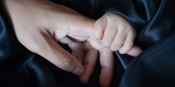 Όλο και λιγότερα παιδιά, σε όλο και μεγαλύτερη ηλικία, γεννούν οι Ελληνίδες