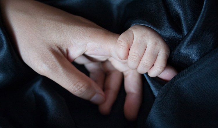Όλο και λιγότερα παιδιά, σε όλο και μεγαλύτερη ηλικία, γεννούν οι Ελληνίδες