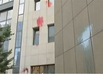 Ο Ρουβίκωνας ανέλαβε την ευθύνη για τις μπογιές στο υπουργείο Περιβάλλοντος