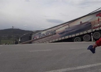 Ιωάννινα: Οι ισχυροί άνεμοι παρέσυραν νταλίκα
