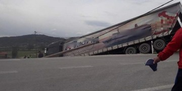 Ιωάννινα: Οι ισχυροί άνεμοι παρέσυραν νταλίκα