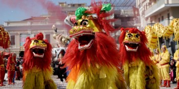 Απόκριες 2019: Σε εξέλιξη η μεγάλη παρέλαση του καρναβαλιού στην Πάτρα (βίντεο)