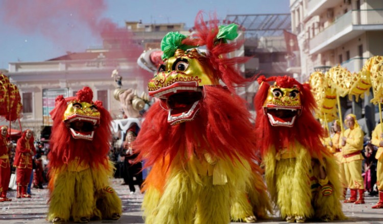 Απόκριες 2019: Σε εξέλιξη η μεγάλη παρέλαση του καρναβαλιού στην Πάτρα (βίντεο)