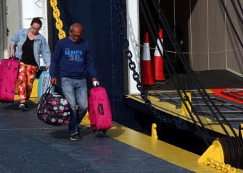 Συλλήψεις στον Πειραιά για πώληση λαθραίων προϊόντων σε ταξιδιώτες
