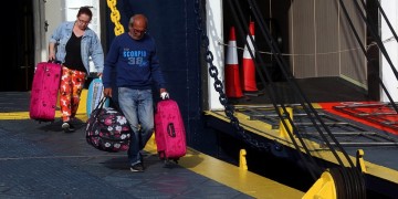 Συλλήψεις στον Πειραιά για πώληση λαθραίων προϊόντων σε ταξιδιώτες