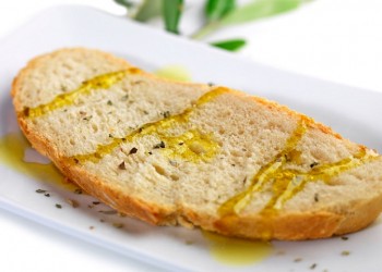 Μικροί μαθητές στην Ιταλία τρώνε ψωμί με λάδι για κολατσιό