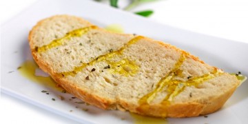 Μικροί μαθητές στην Ιταλία τρώνε ψωμί με λάδι για κολατσιό