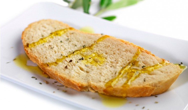 Μικροί μαθητές στην Ιταλία τρώνε ψωμί με λάδι για κολατσιό