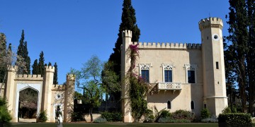 Ο Πύργος Βασιλίσσης όπως φαίνεται από τον κήπο του (φωτ.: Γεωργία Βορύλλα)
