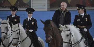 Πούτιν: Ιππασία με γυναίκες αστυνομικούς για την Παγκόσμια Ημέρα της Γυναίκας (βίντεο)