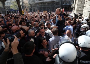 Σερβία: Διαδηλωτές απέκλεισαν το προεδρικό μέγαρο